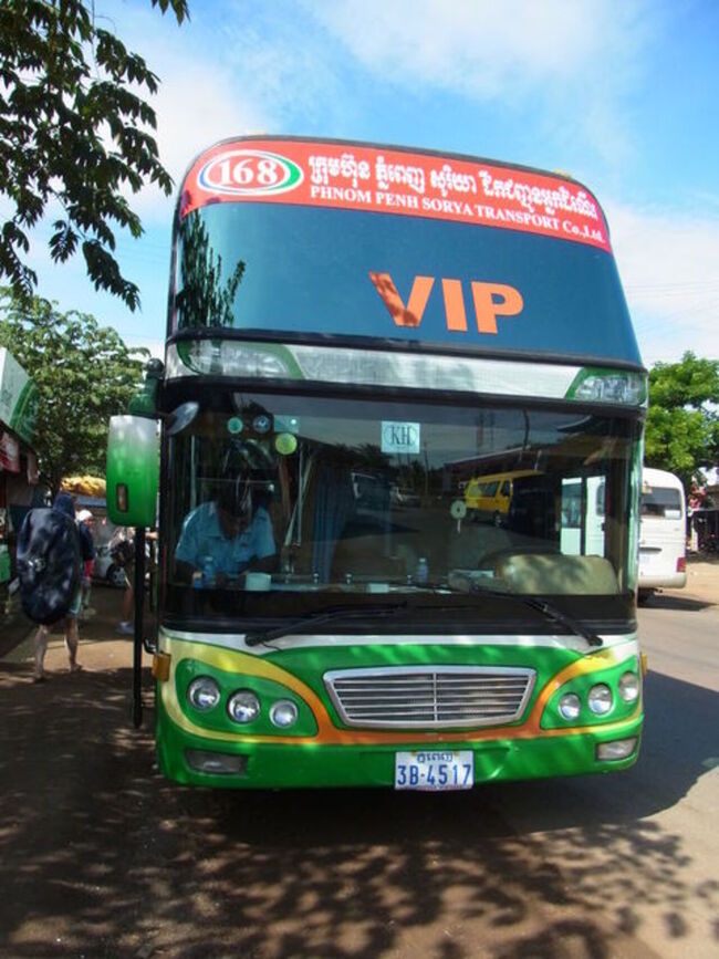 このバスに乗ってラオス国境へ向かいます。物売りから飲料水を買ったら変なにおいのする水でした。ちゃんとした商店で買わないと危険です。<br />