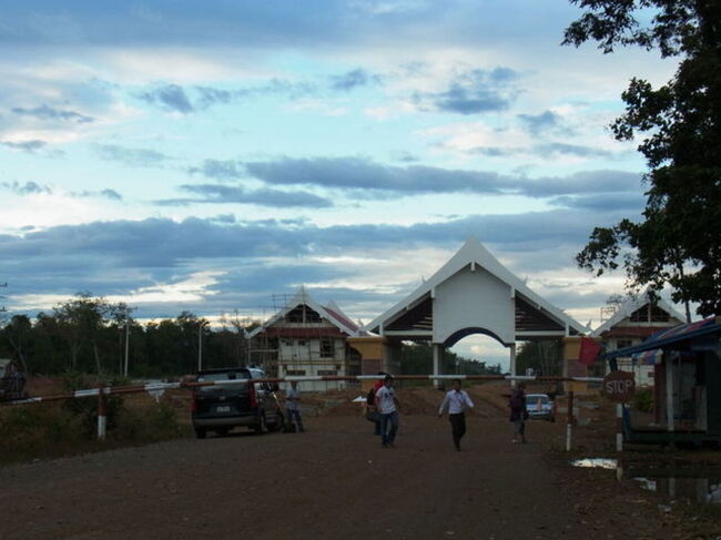 国境では5USドルをスタンプ代として徴収されましたがノーチェックで通過できました。