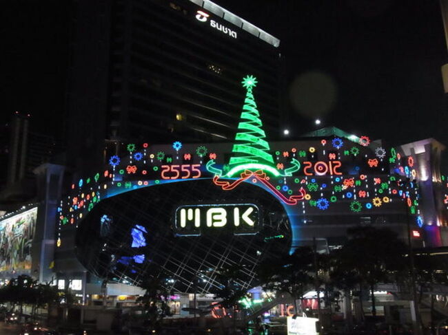 パクセーからバスでウボンラチャターニー、そこから空路でバンコクへ戻って来ました。バンコクの夜は明るくて賑やかです。<br /><br />12月上旬はプミポン国王のお誕生日とこれからの健康を祈るお飾りが多くて、12月生まれの私でさえもお祝いしてくれているようでうれしいです。<br /><br />これにてアンコールワットマラソン旅終了。