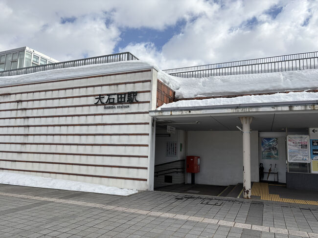 大石田駅到着。10:20山形駅発、11:07大石田駅到着。<br /><br />普通列車なのに、席はほぼ埋まっていて、大石田に着いたとたん、全員降りるのか、と思うほどたくさんの人が降りました。<br /><br />銀山温泉行のバス、はながさバスは、調べでは12:35発まで無いはずでしたが、臨時バスがどんどん出ています。<br /><br /><br />一台目は満席、立っている人もぎゅうぎゅうで、次のバスに乗って座わることが出来ました。<br /><br />銀山温泉まで、約40分程度かかるようです。