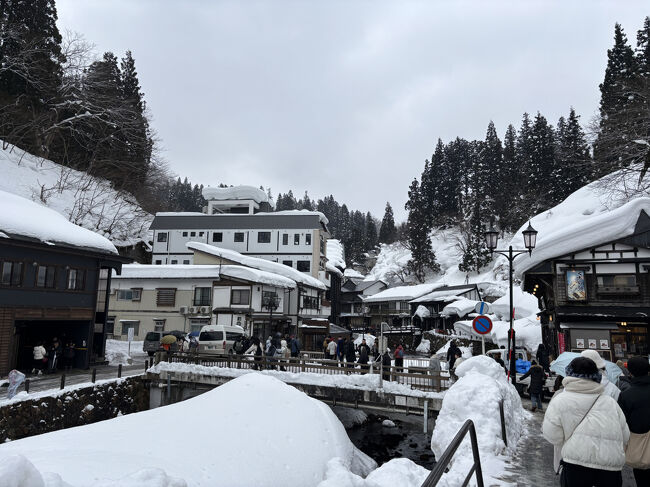 銀山温泉のバス停を降りて、ホテルまで歩きます。　すごい雪道で、気合い入れて歩かないと転びます。