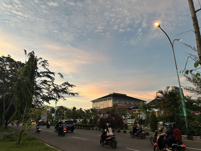 初日の夕方。<br />ホテルに着いたのが17:00過ぎだったので、近くのモールに夕食を食べに出かけました。