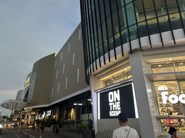 Ayani Megamallというこの辺りでは大きそうなモール。<br />ホテル（ibis Pontianak City）からは徒歩5分くらいでした。