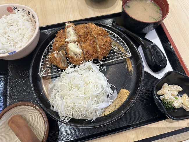 ◎キムカツ<br />完全にローカル向けのモールなので、たいしたレストランはありません。<br />チェーン店が多い印象。<br />そして、ジャカルタ以上に豚肉、アルコールを提供しているお店がない。<br />皆無。<br />こちらもチキンカツです。<br />味はうーん。。。