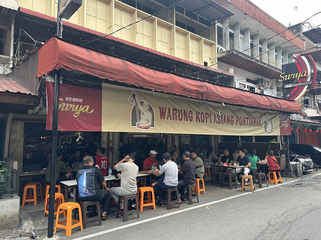 ◎Warung Kopi Asiang<br />観光地と化している有名コーヒー店。<br />でも見た感じ地元の人も多そう。<br />そして朝7時に来たのですが、広い店内はほぼ満席。