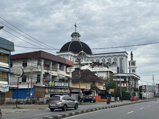 カフェから歩いて大聖堂へ。<br />徒歩5～6分。