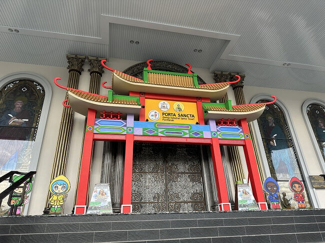 ここが正面入り口？<br />閉まっていたので確認したらオープンは8:00でした。<br />この時7:30だったのですが、せっかくなので待つことに。<br /><br />8:00になっても一向に扉が開く気配がなく、裏手に回ると開いている扉が。<br />全く人がいないので、分かりませんでした。