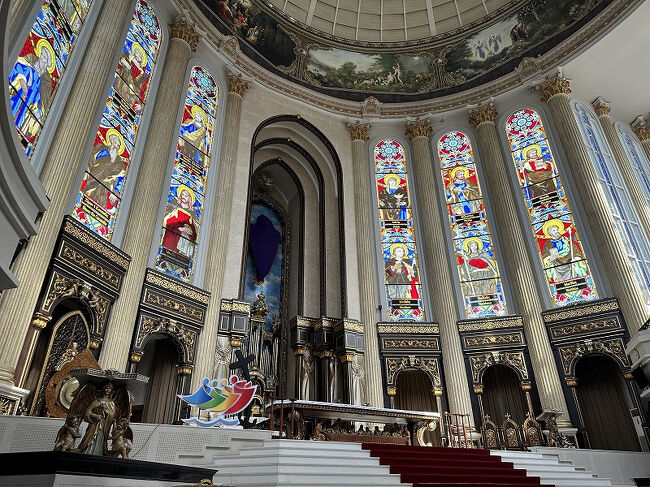 ステンドグラスがとてもきれいでした。