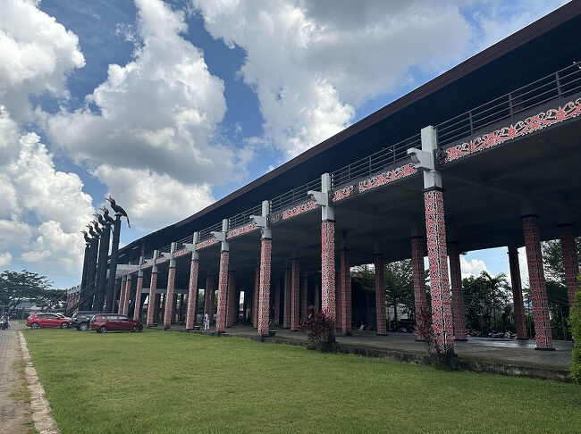 西カリマンタンに住む民族の伝統家屋を再現した場所なんだそう。<br />特に説明もなく、誰もいないので、ただ見るだけ。