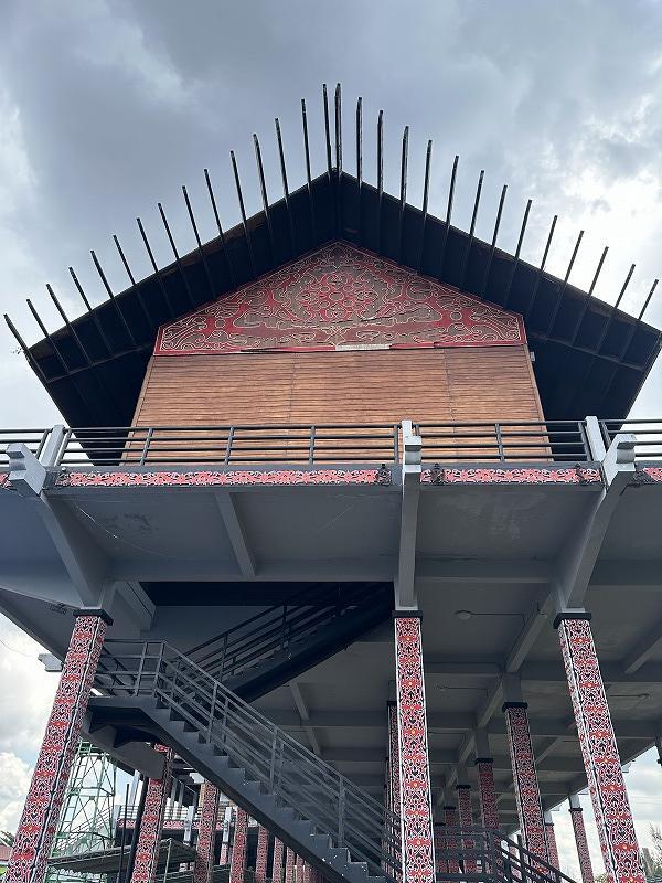 別の角度から。<br />見学時間は15分くらいでした。<br />ここは説明をしてくれる人がいないと楽しめないと思いました。<br /><br />移動はすべてGrabでしたのですが、この時はホテルに来たドライバーさんに交渉して、しばらく付き合ってもらいました。<br />そのつどGrabで概算金額を出してもらい、最後にまとめて支払います。<br />ドライバーさん的にもGrabを通すよりお得なんだと思う。<br />いちいち呼ぶのも面倒だから、こちらとしても助かる。