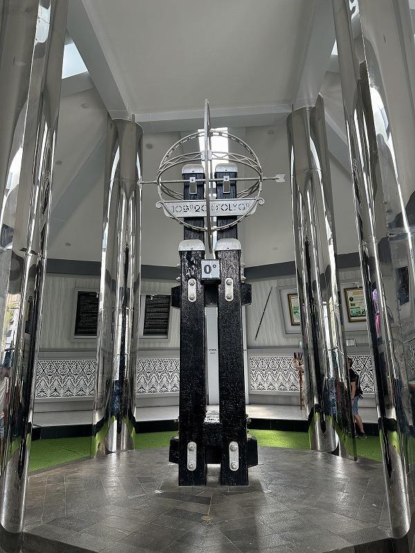 こちらがそのモニュメント。<br />いかにもここが0度感を出してるけど、違う。