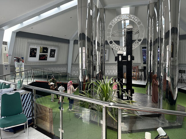 そんなに広くなくて、中央にモニュメント。<br />みんなここで写真を撮ってましが、ここは本当の緯度0度の場所ではないらしい。