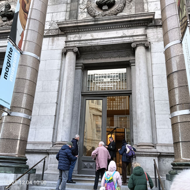 王立美術館１０時に入館しました。オールドマスターズとマグリット美術館は一つになっています。ブリュッセルカードの場合は、チケット売り場で入場無料券に替えてもらいます。