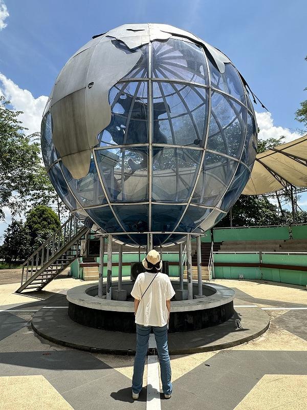 この白い線がそうみたいなので、一応またいでおく。<br />いまいち映えない。<br />さっき建物の中にあったモニュメントの方がそれっぽいのでは？<br />どこにも緯度0度とか書いてないし…。