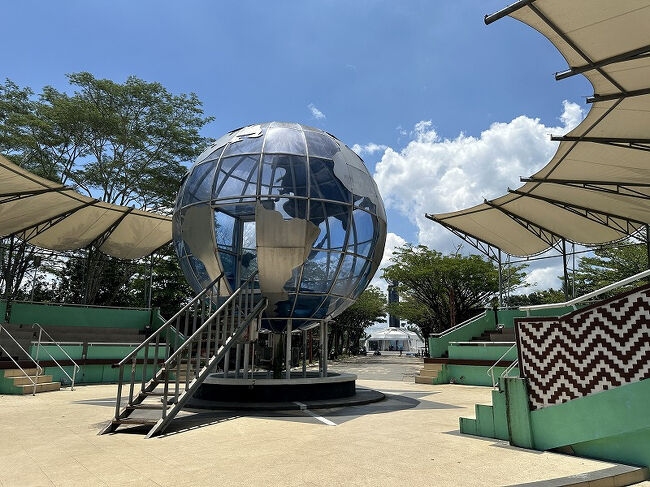 そして記念碑から少し歩くとこちらの地球儀のような物体。<br />そうです、ここが本当の緯度0度地点。