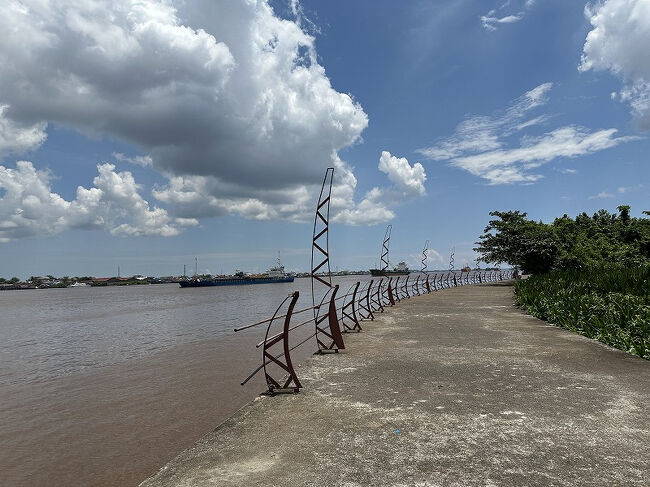 少し行くと川。<br />キレイではない。