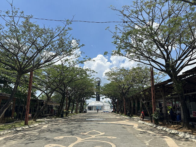 建物から川へ向かう両側にお店が並んでいます。<br />お土産やさんとか売店とか。<br />私たちのドライバーさんはカップ麺を食べてた。<br />ただ、写真のように天気がいいと日陰がないので、すごく暑いです。