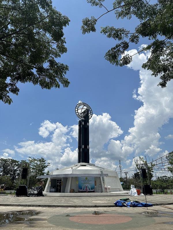 続いてこの旅のメインの目的地へ。<br />◎赤道記念碑<br />街の中心部からは少し離れていて、先ほどの鳥のおうちからは30分くらいかかりました。<br />タクシーは約600円。