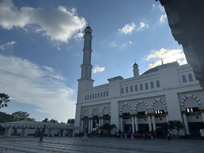 ◎Mujahidin Grand Mosque<br />この辺りでは一番大きなモスク。