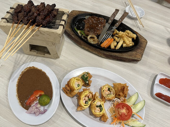 しゃぶしゃぶ店なのですが、アラカルトメニューも充実。<br />牛のサテ、エビの湯葉揚げ（ぜったい湯葉じゃないけどおいしかった）、ステーキを注文。<br />ステーキはちょっと固かったけど、サテはおいしかったです。<br />ただ、ここにもお酒はありません。<br />料金は約2,300円。<br />安い。<br /><br />どこもお酒はおいていないので、毎晩ホテルに帰ったらホテル内のレストランで瓶ビールを買って部屋で飲んでいました。<br />グラスも貸してもらえるし、とても便利に使わせてもらいました。