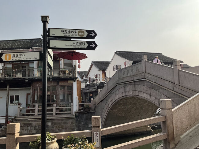 ここで渡っても良いのですが、次の廊橋まで川の左側を歩きます