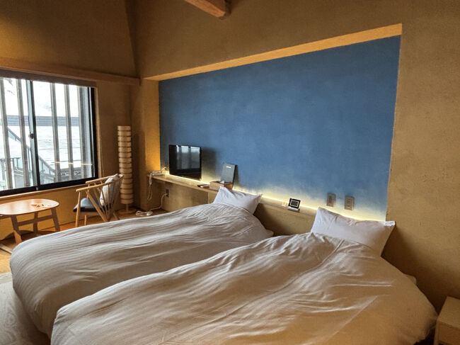 新館グラノバは、洋室です。<br /><br />近代的な感じで、窓からは銀山温泉が一望できます。<br /><br />チェックイン時間前の到着だったので、フロントに荷物を預けて動き出しました。
