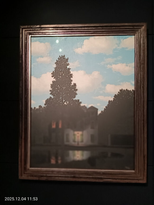 光の帝国　お土産にこの絵のフォルダーを買ってきました。４ユーロ