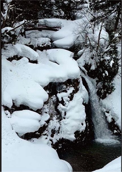 流石に露天風呂からは撮れませんが、帰り道に滝を撮った写真です。<br /><br />熱めのお湯に浸かりながらこの風景は最高です。
