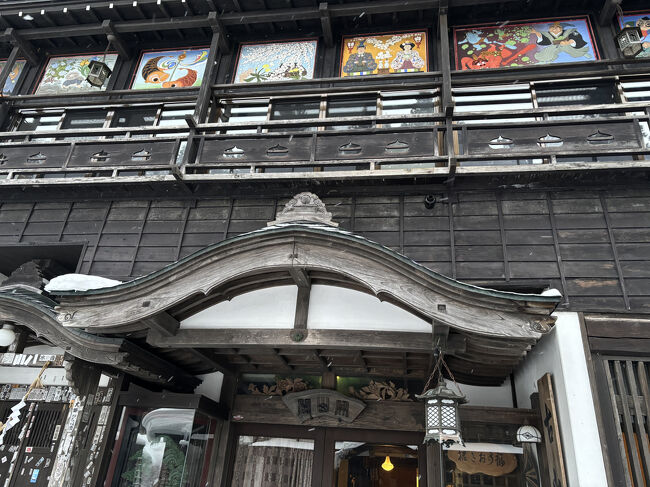 左官さんが鏝を使って描いた有名な鏝絵。古山閣の玄関にあります。