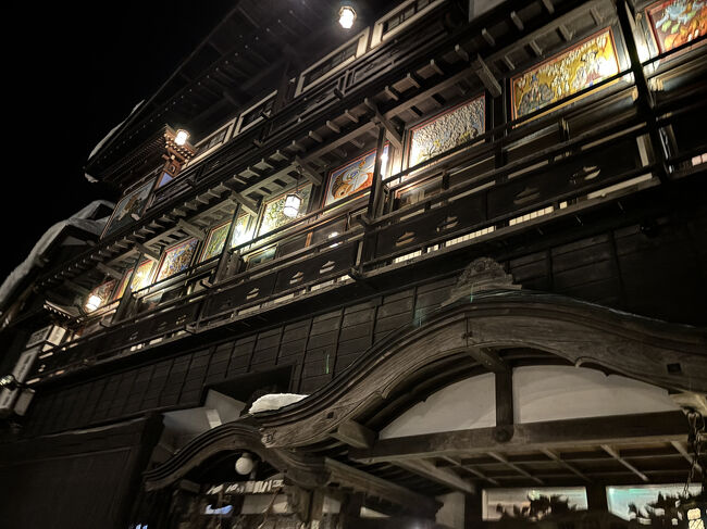 夜、ライトアップされます。