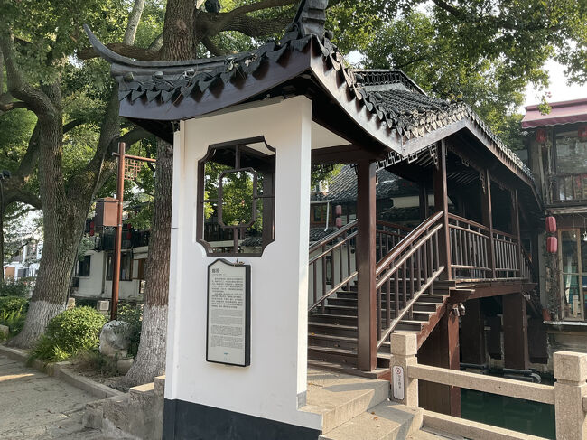 木造の屋根の上に<br />瓦がふかれてた橋です