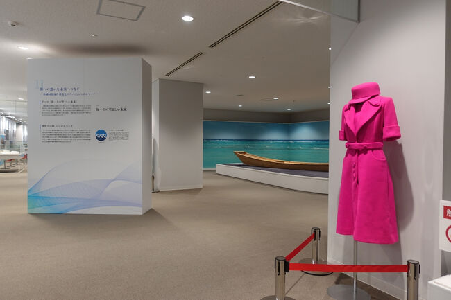 　時代を感じるコスチューム。