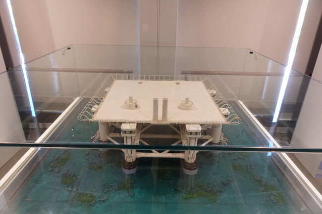 　博覧会のシンボルだった、海上都市・アクアポリス。建築家・菊竹清訓氏の名作です。海上都市という名前だけで、もうワクワクしちゃいます。<br />　博覧会後も残されたものの、2000年には解体されてしまいました。大阪万博の大屋根リングはすべて後世に残すべきと思ってはいるのですが、こうした前例を見ると、簡単ではないことも理解できます。