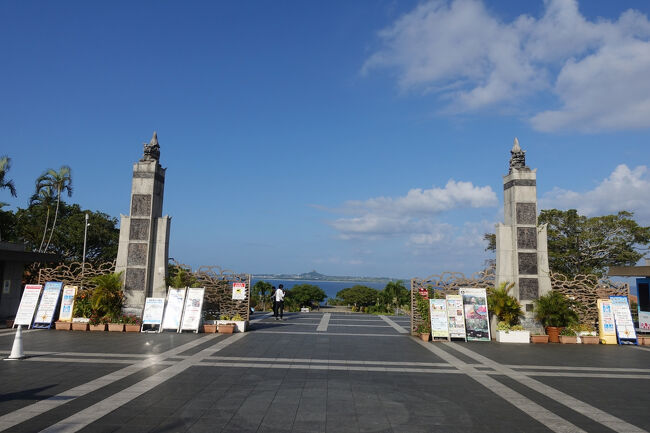 　中央ゲートから伊江島を望みます。<br />　アクアポリスや大屋根リングが失われようとも、伊江島が姿を消すことはまずありません。半永久的な自然物を万博のシンボルに据えるというのは、「万博ロス」を予防する意味でもアリな考え方かもと思いました。