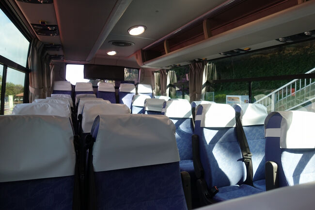 　クレジットカードをかざして乗車しました。<br />　韓国の高速バスで乗り慣れた車種ではあるけど、座席がモケット張りで、日本のバスの雰囲気。韓国だとレザー張りになります。