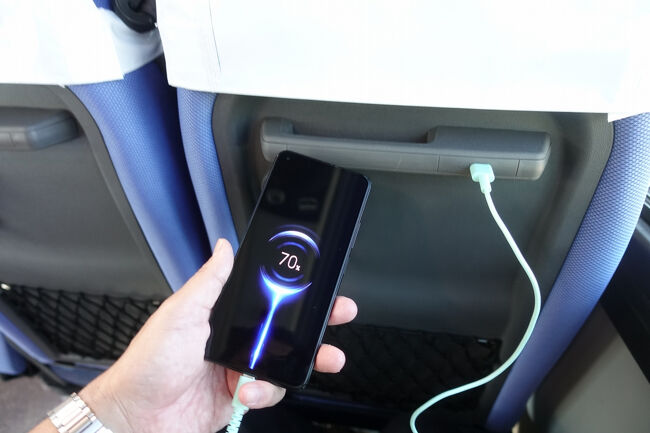 　前の座席の掴み棒に、ＵＳＢポートが仕込まれています。使いやすい位置で、心もとないスマホのバッテリーをさっそく「満充」にしておきました。