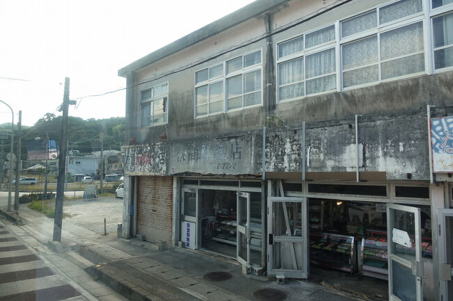 　国道から外れ、本部の中心部にも寄って行きます。どこかアジアを感じさせる街並みで、降りたい衝動に駆られました。<br />　今日は本部・渡久地港と那覇・泊を結ぶ高速船「ジンベエ・マリン」を予約していましたが、機関系の故障とかで昨夜、欠航が決定。このままバスで那覇方面へ向かいます。