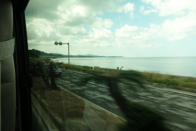 　58号線を南下。ちょうど真横には、昨日乗った一般道経由の120番バスが並びました。117番と同じ那覇空港行きながら、到着時間には大きな差があります。<br />　120番にも飛行機のマークが掲げられていて、誤乗しちゃう人は一定数いそう。