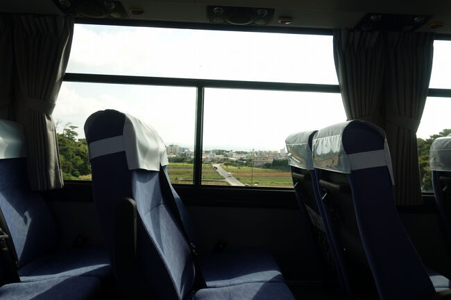 　高台を走る高速道路からは、東海岸もよく見えました。<br />　途中のインターにもバス停が設けられていて、乗客を拾って行きます。那覇の中心部まで乗り換えなしで移動できるので、私鉄特急的な役割も担う高速バスです。