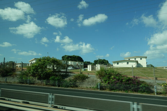 　沖縄自動車道は米軍基地の外縁をかすめる区間も多く、宿舎も見えました。広々とした芝の庭を擁し、狭い平地にぎっしり詰め込まれた日本人の家とは、えらい差ではないかい？<br />　もっとも高速道路のすぐ側で防音壁もなく、車の音がうるさそう。車社会のアメリカ人なら、気にならないのかな。