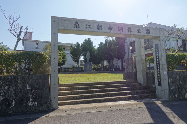 　桑江朝幸銅像公園。<br />　米軍用地として接収された地主の権利を守るべく、奮闘してきた人物です。