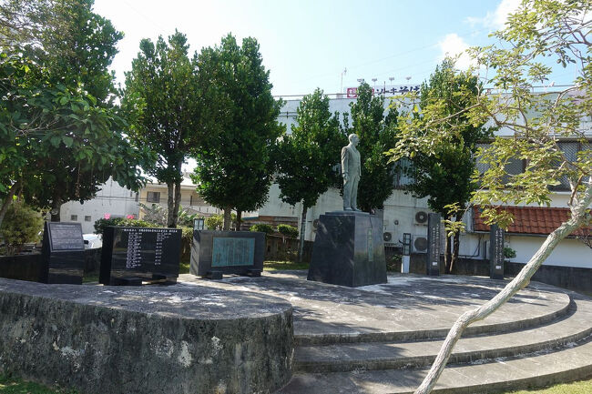 　銅像の視線の先には、嘉手納飛行場があります。