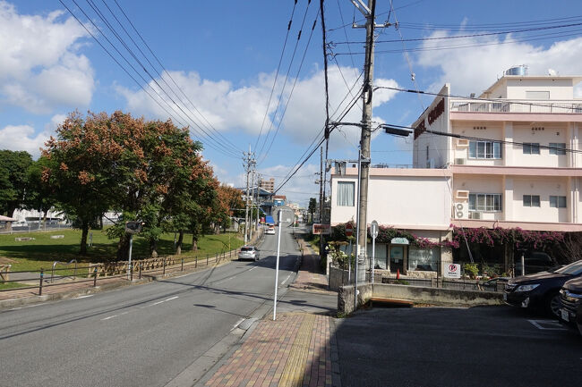 　高速道路を挟んだ先には米軍基地があるというのに、幹線道路を一歩入った裏道は、平穏な住宅街です。