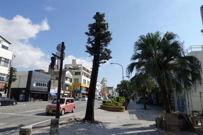 　コザゲート通りにぶち当たりました。幅の広いゆったりした道路は、電線の地中化も行われていて、目抜き通りの雰囲気。<br />