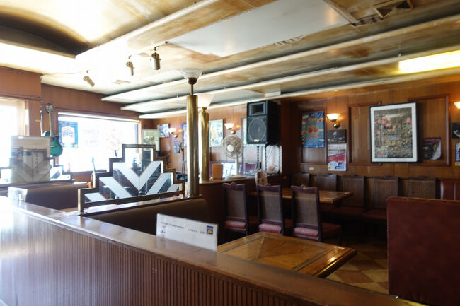 　クラシックな店内。1967年創業の老舗で、さきほど学んだばかりのコザの歴史をすべて見てきた店でもあります。<br />　日本人のおばさんと米兵さんが、テイクアウトのタコスができあがるのを待っていました。