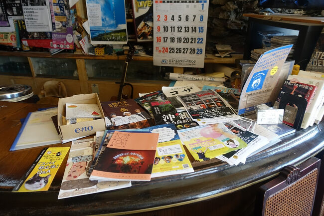 　場所柄、米軍兵士は大切なお得意さん。それでも雑誌のコーナーには、反戦映画や、黄色がシンボルのゆるやかな平和運動「イエローウェーブ沖縄」のパンフレットも並んでいました。<br />　直接口にはせずとも、マスターが伝えたいメッセージなんだろうと思います。