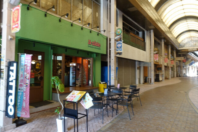 　「沖縄」の知名度と、将来的には沖縄の中心になっていってほしいという願いを込め、「コザ市」が一位だった住民投票の結果を反映せずに決められたとか。そのせいかどうなのか、50年経っても「コザ」の方がよく通じる気がします。<br />　アーケードの人通りは少ないけど、こじゃれた店もちらほら。