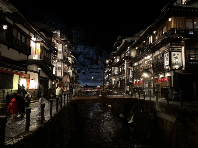 宿泊しない観光客は21:00以降は残れません。<br /><br />夕食後、ホテルが用意してくれたベンチコートを着て散策に出かけます。