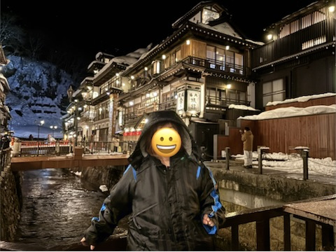 後ろに雪山、両脇に小さな温泉宿がびっしりと並ぶ、見渡せる位の広さの温泉街、銀山温泉。<br /><br />ライトアップとってもきれいです。