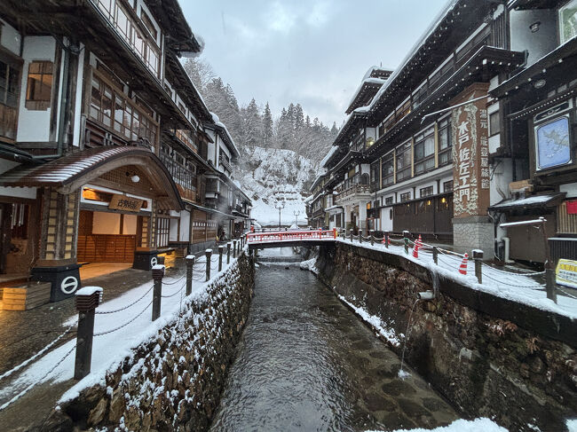 誰も居ない銀山温泉。宿泊しないとなかなかこんな静かな銀山温泉はみることが出来ないでしょう。<br /><br />